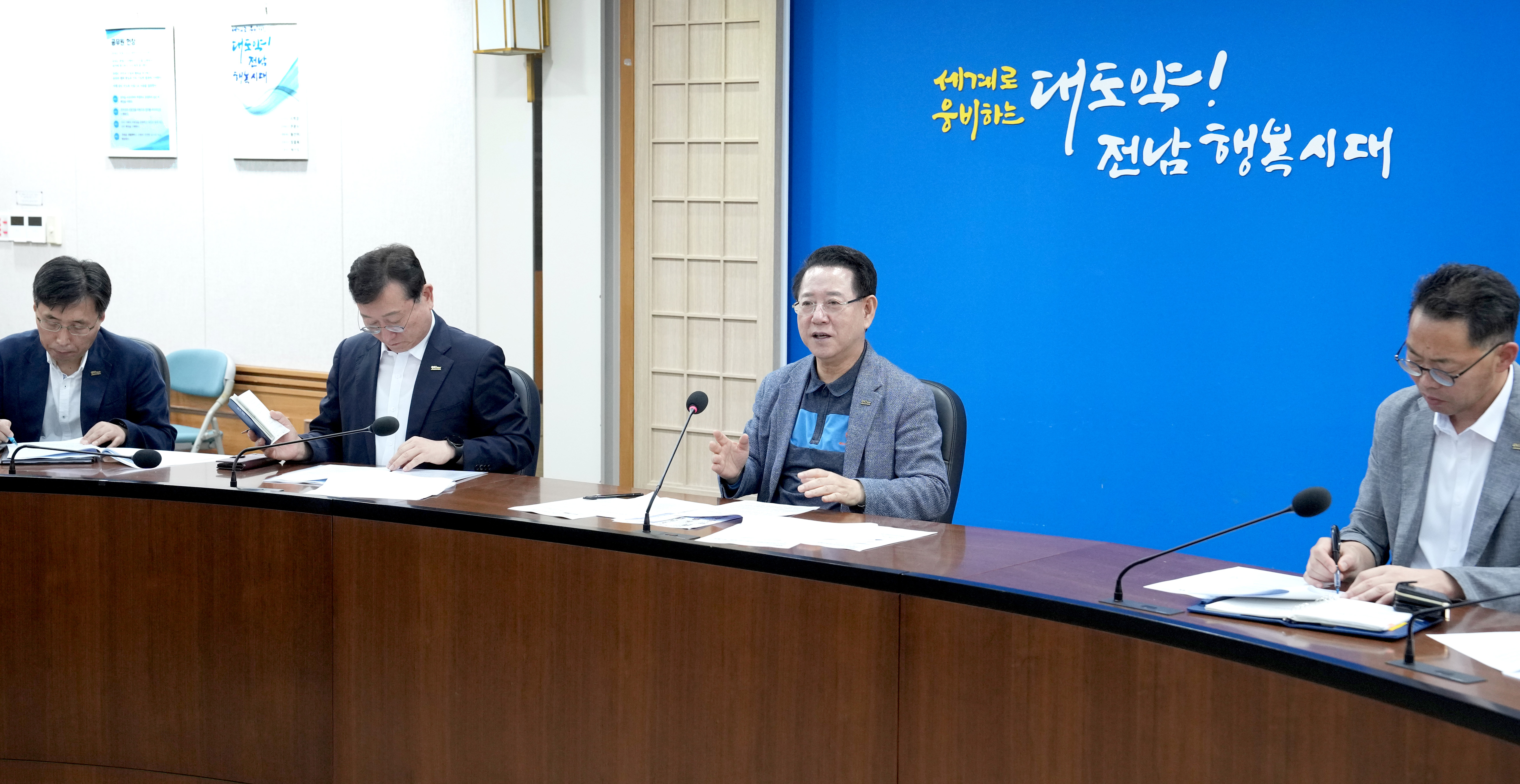 대통령 100일 기자회견 후속대책 긴급 현안회의 주재3