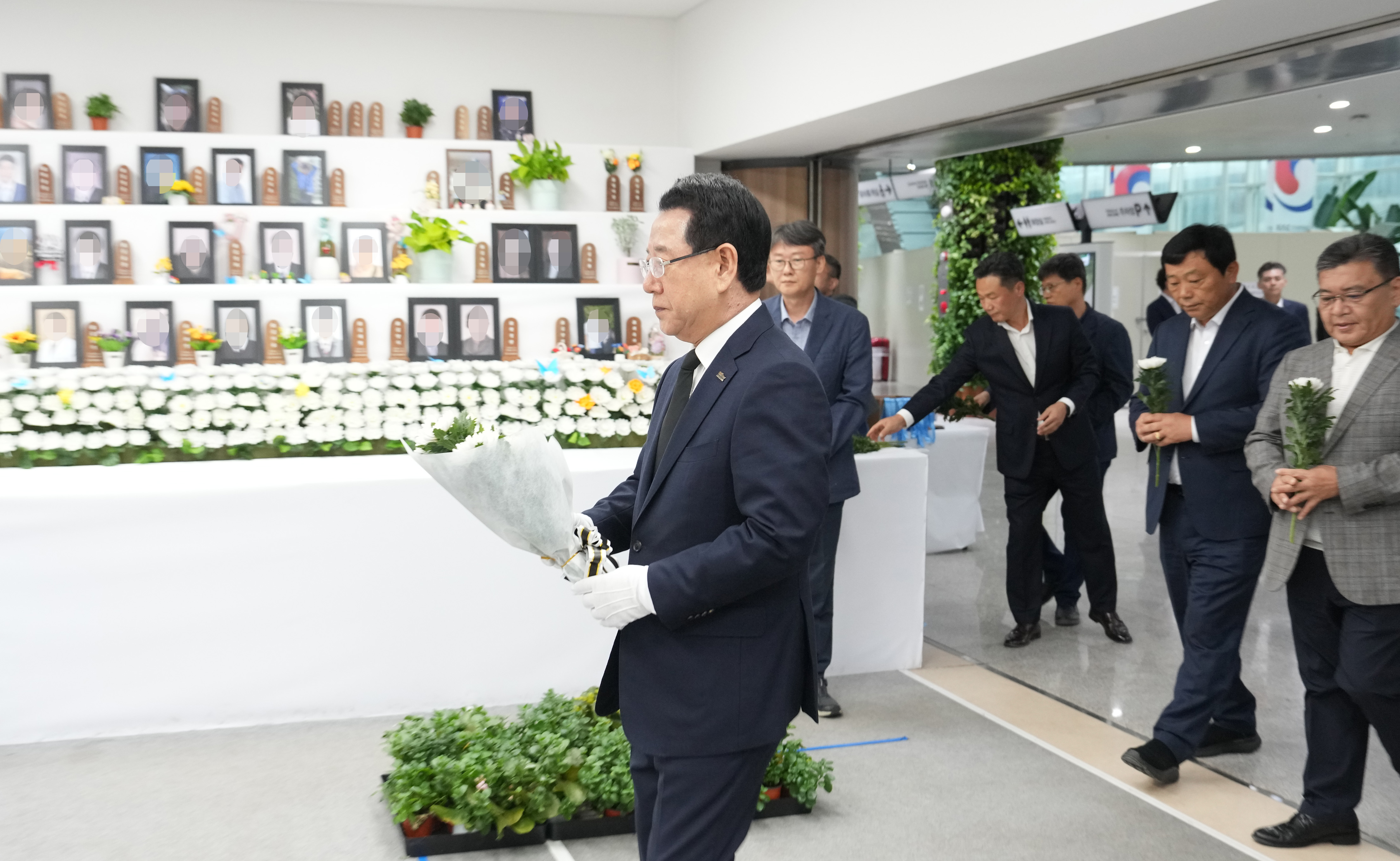 추석 앞두고 제주항공 여객기 사고 희생자 무안공항 합동분향소 참배1
