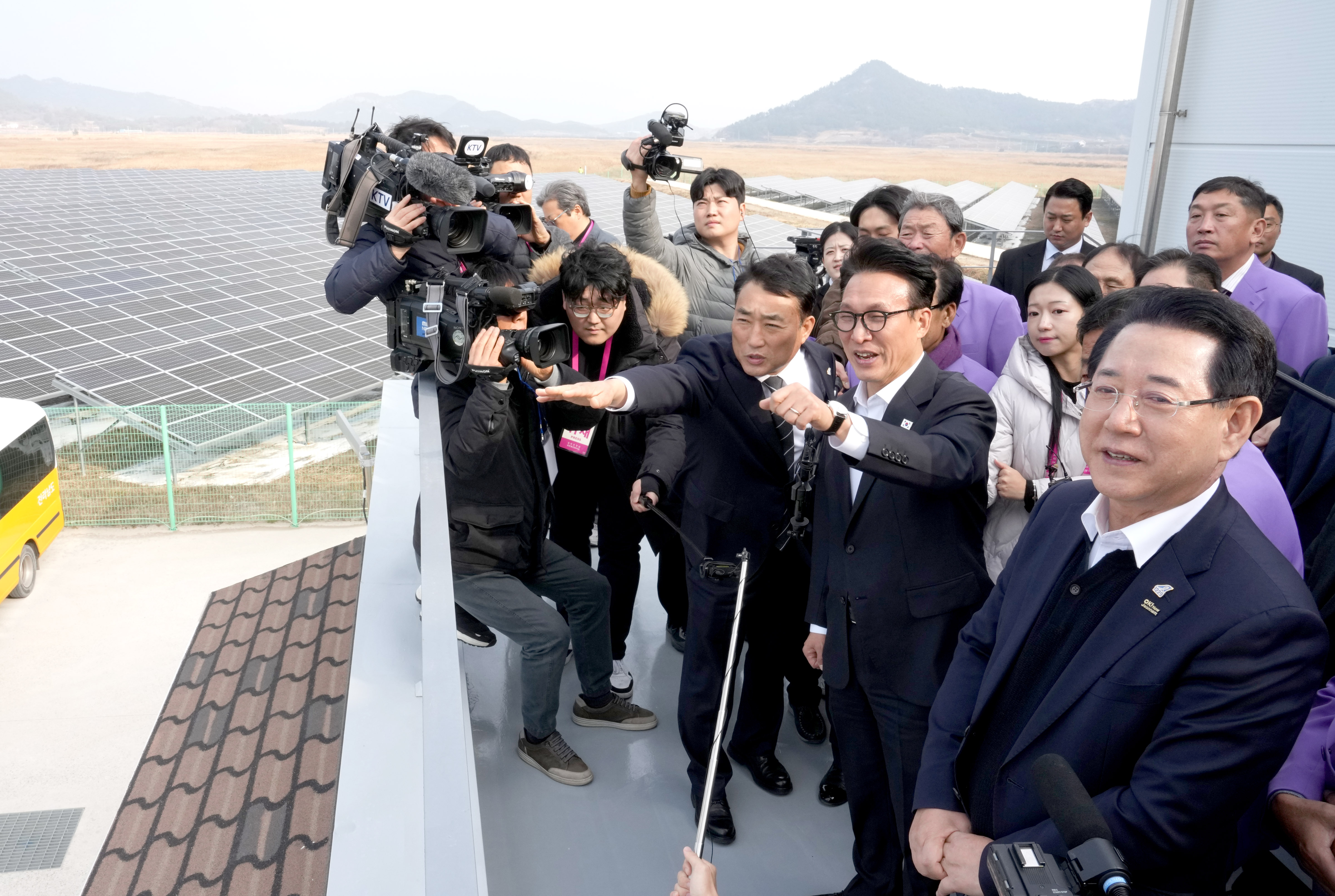 김민석 국무총리 신안 태양광 발전단지 현장 방문1