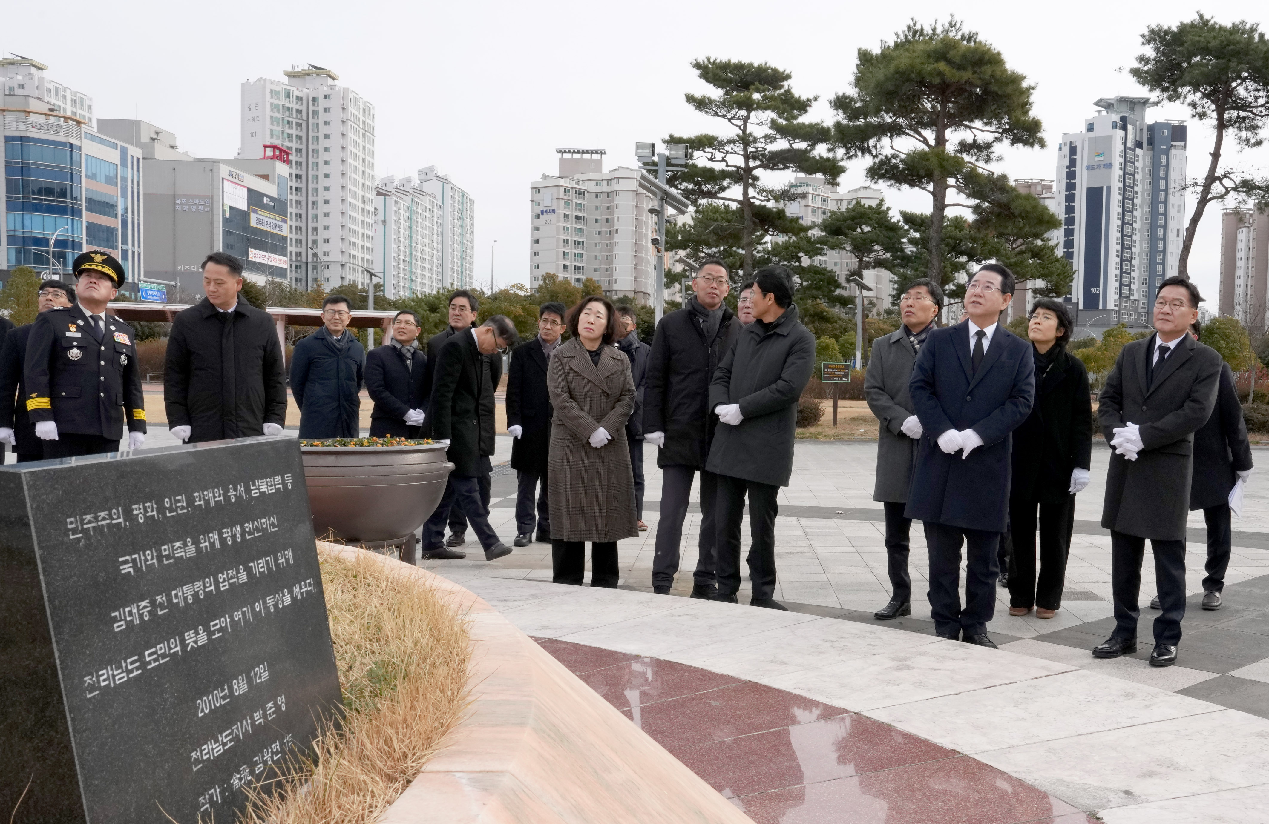 병오년 새해 무안 故김대중동상 참배2