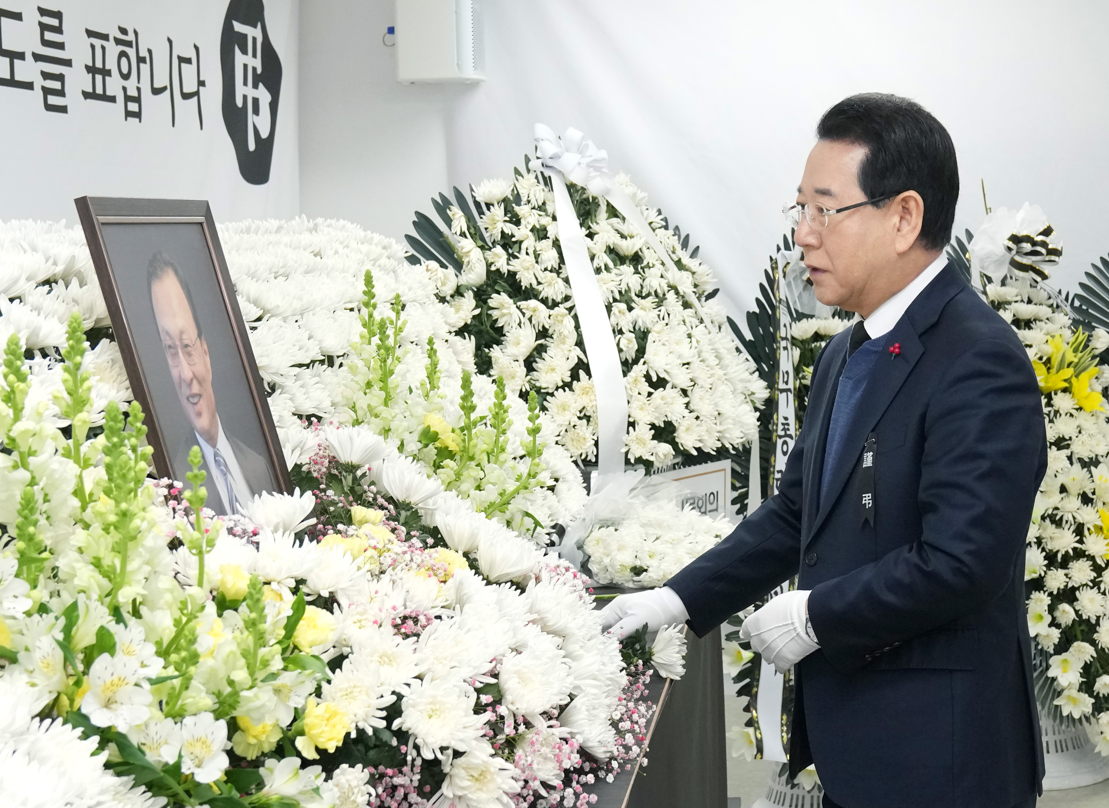 고 이해찬 민주평통자문회의 수석부의장 분향소 조문2