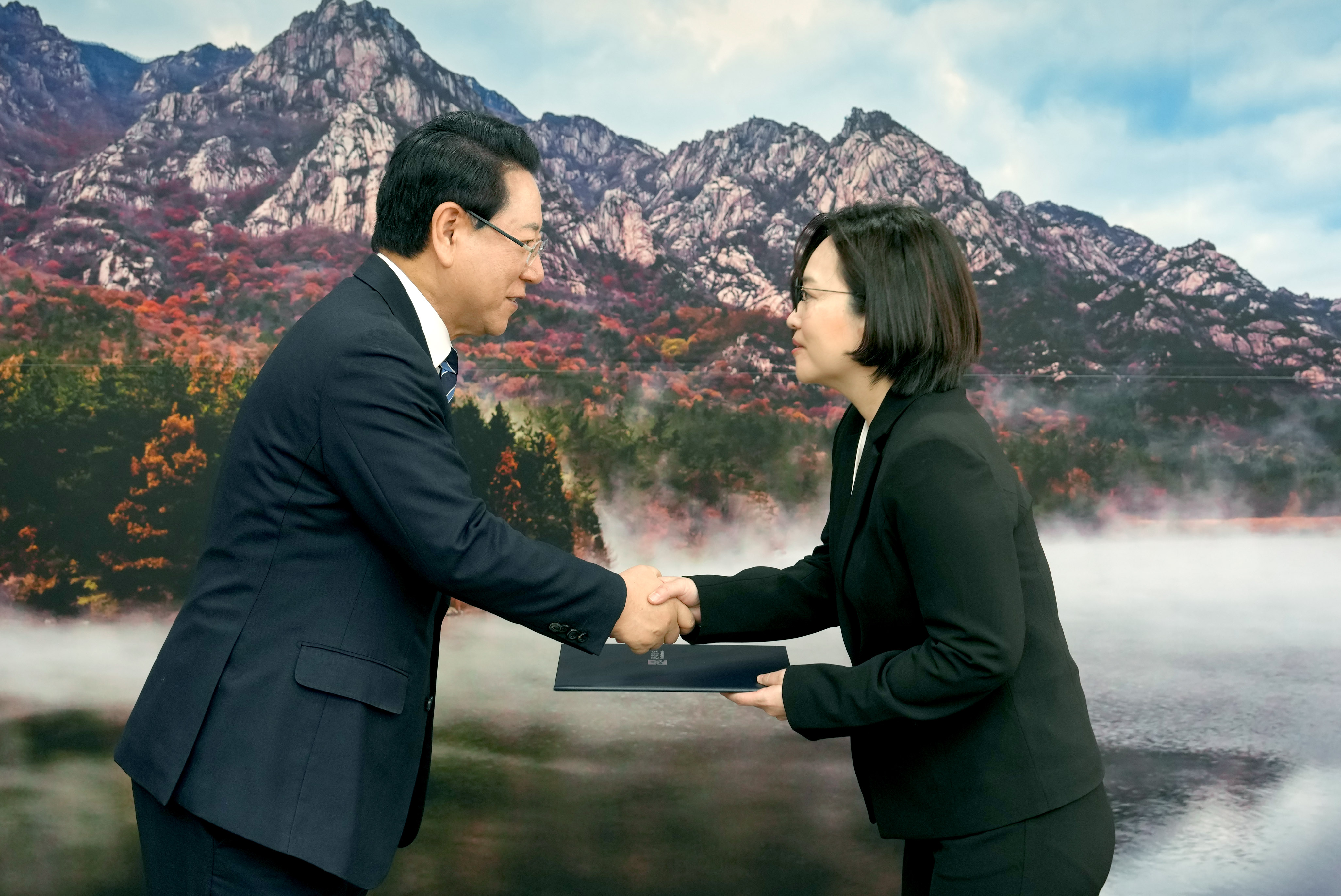 이나영 대외협력보좌관 임용장 수여2