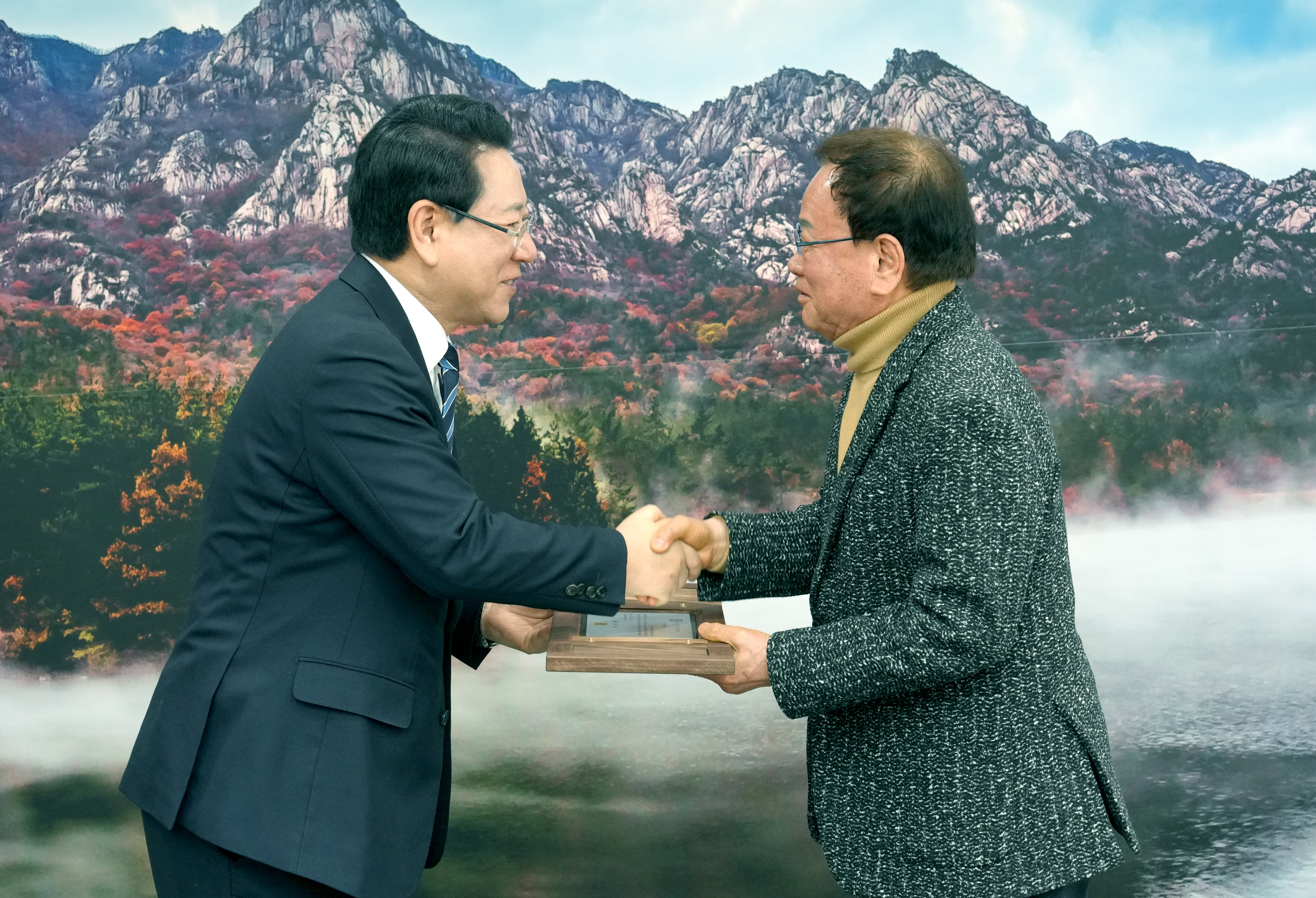 이신원 한국노총전남본부 의장 이임 공로패 수여2