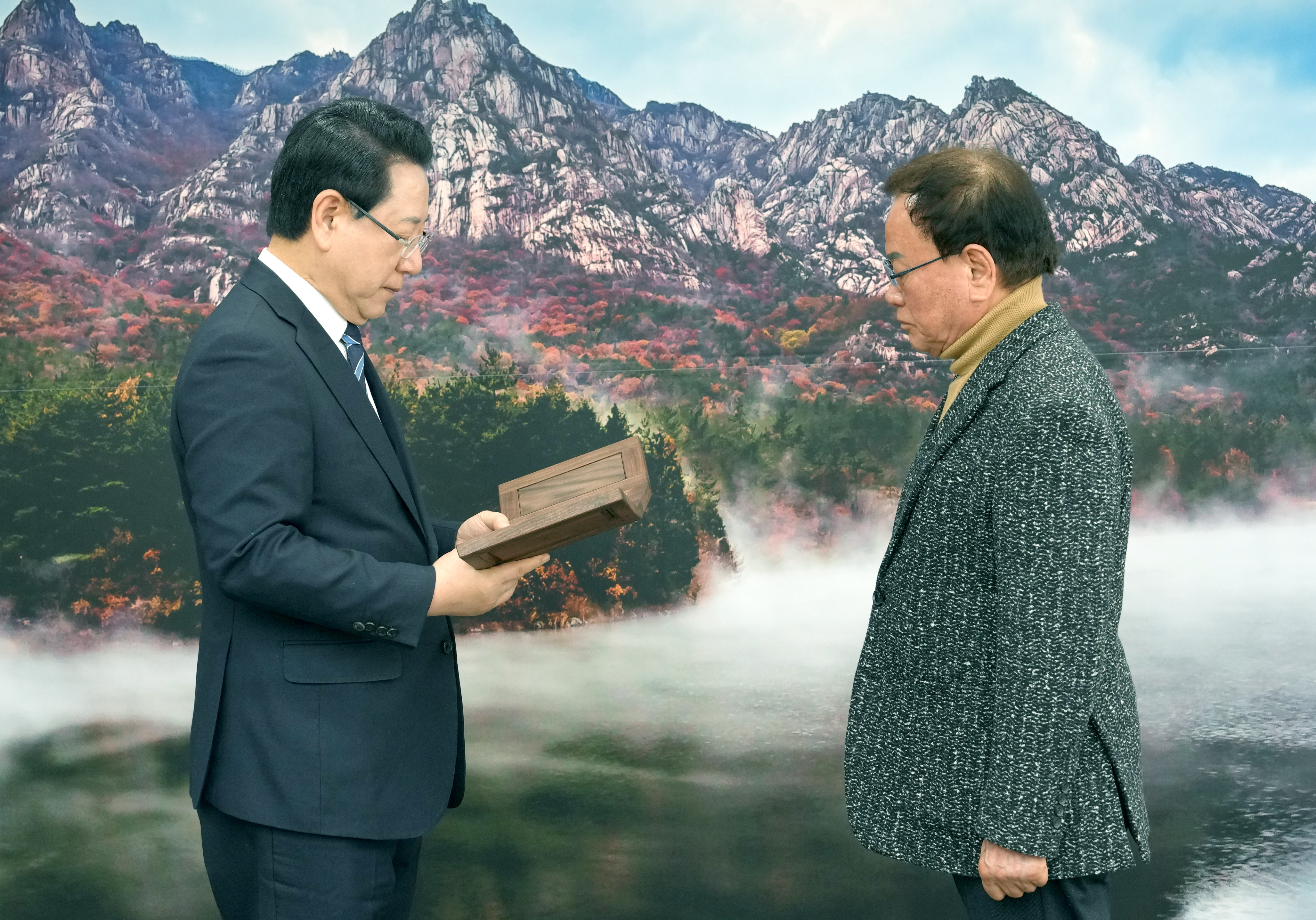 이신원 한국노총전남본부 의장 이임 공로패 수여3