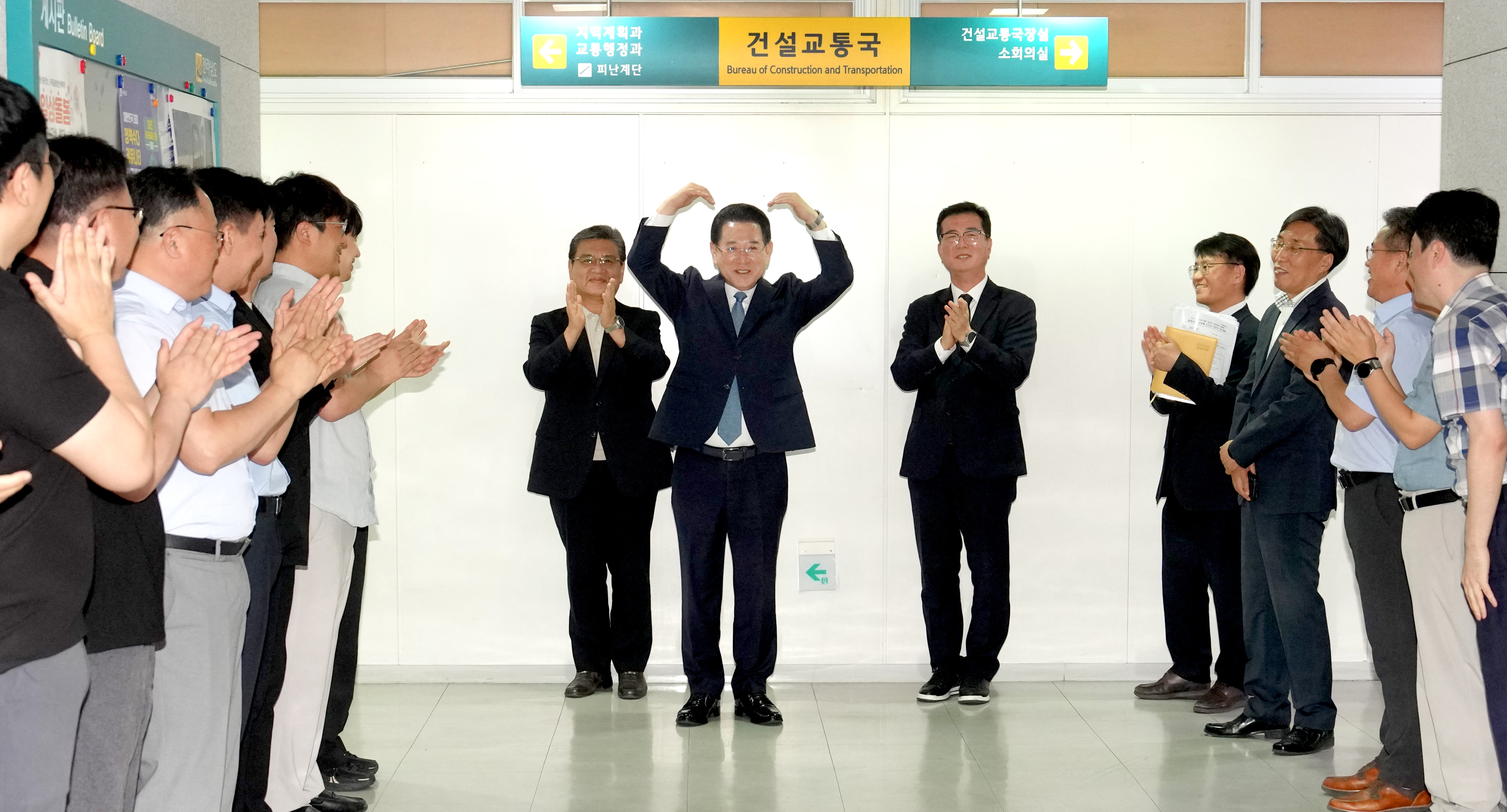 이임식 마치고 직원들과 인사 나누는 김영록 전남도지사1