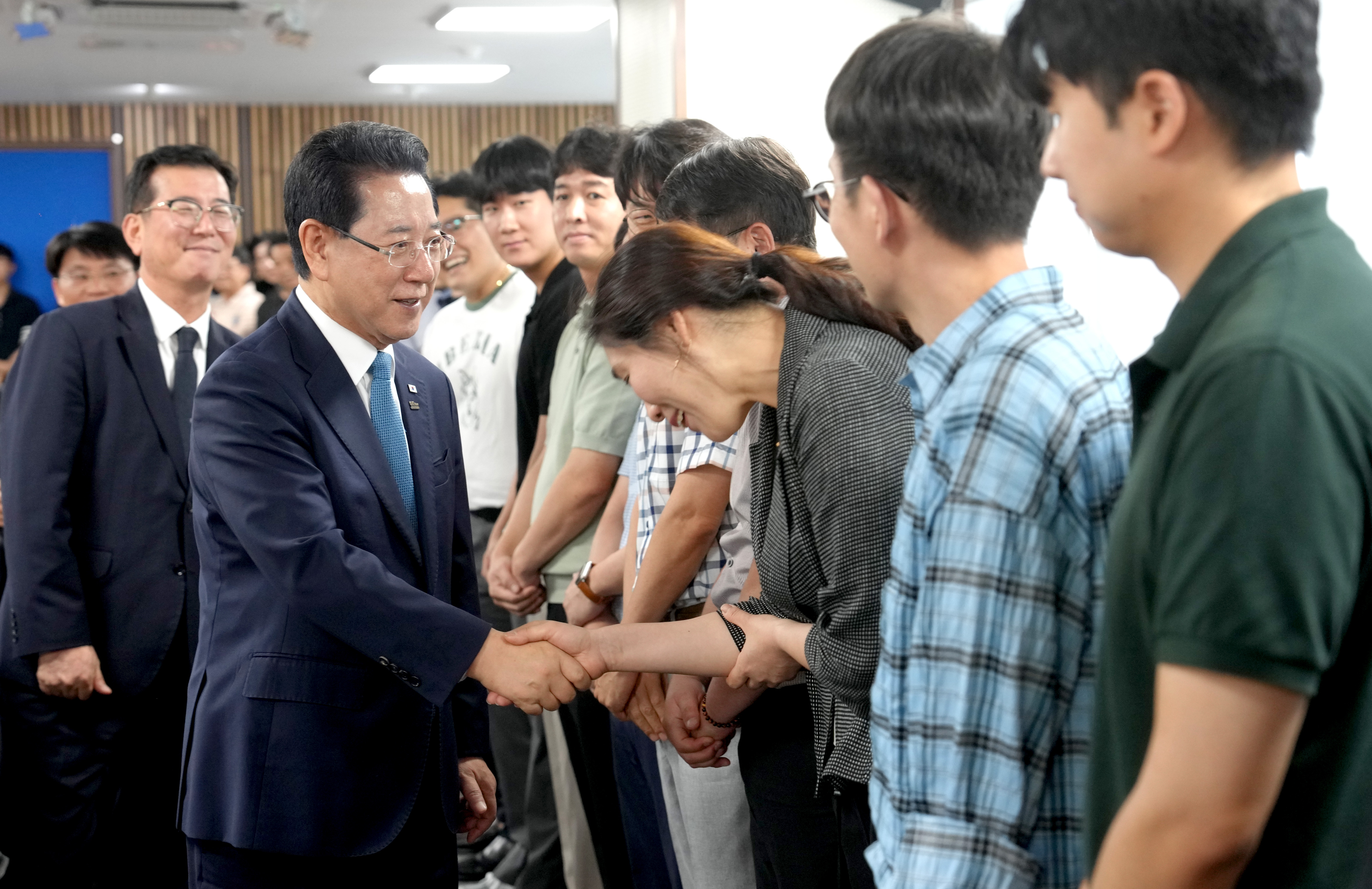 이임식 마치고 직원들과 인사 나누는 김영록 전남도지사3