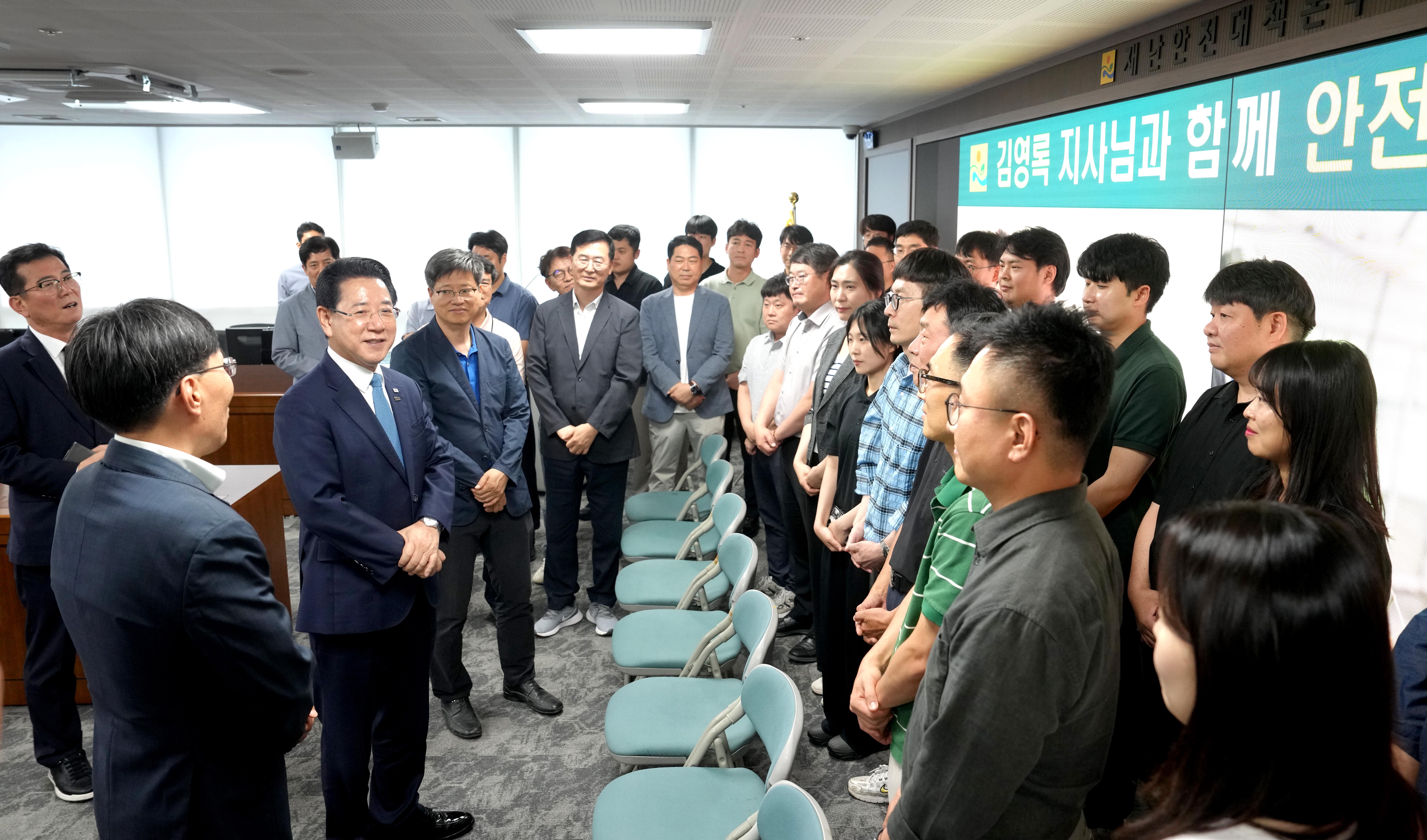 이임식 마치고 직원들과 인사 나누는 김영록 전남도지사4