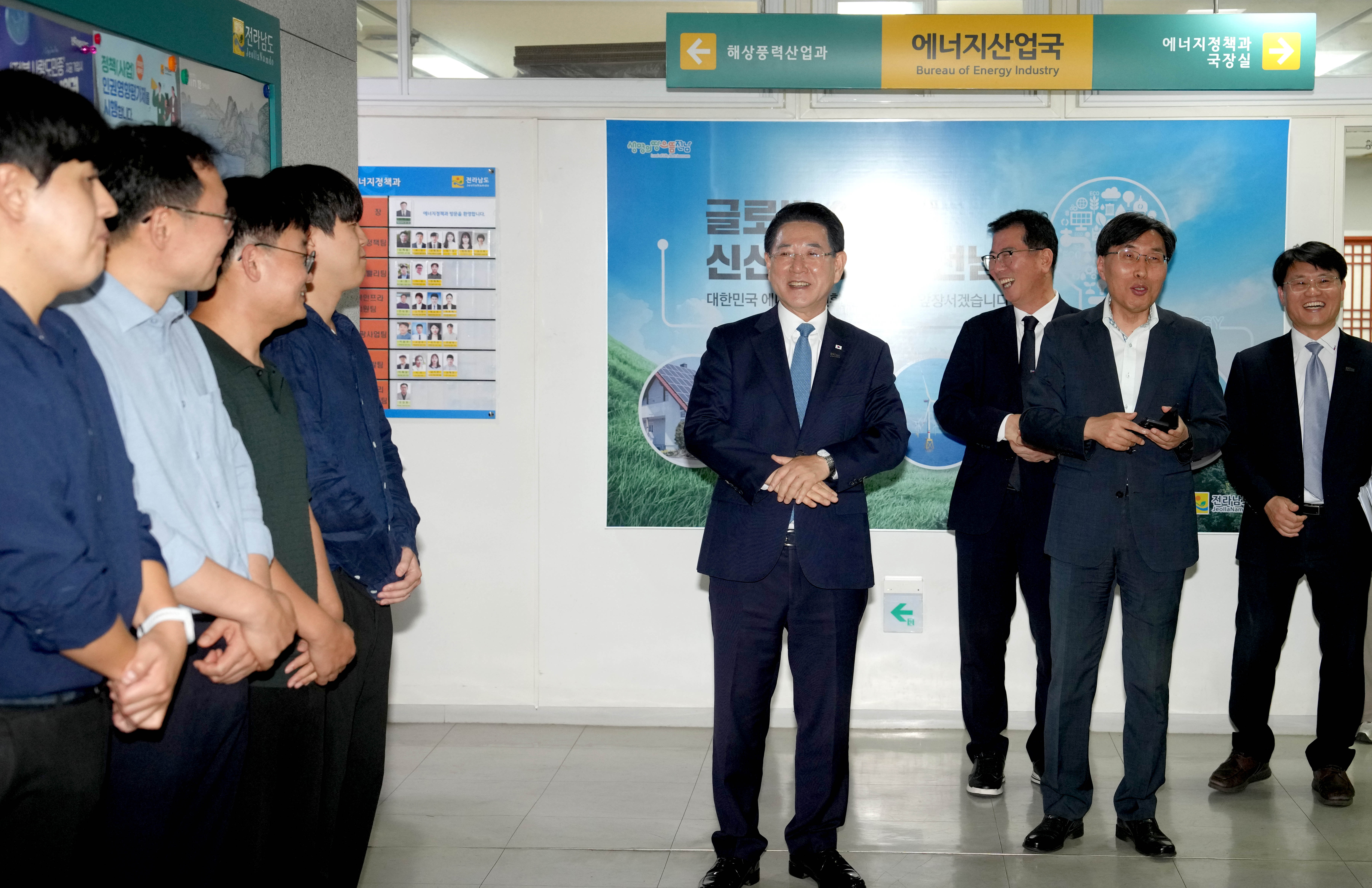 이임식 마치고 직원들과 인사 나누는 김영록 전남도지사7