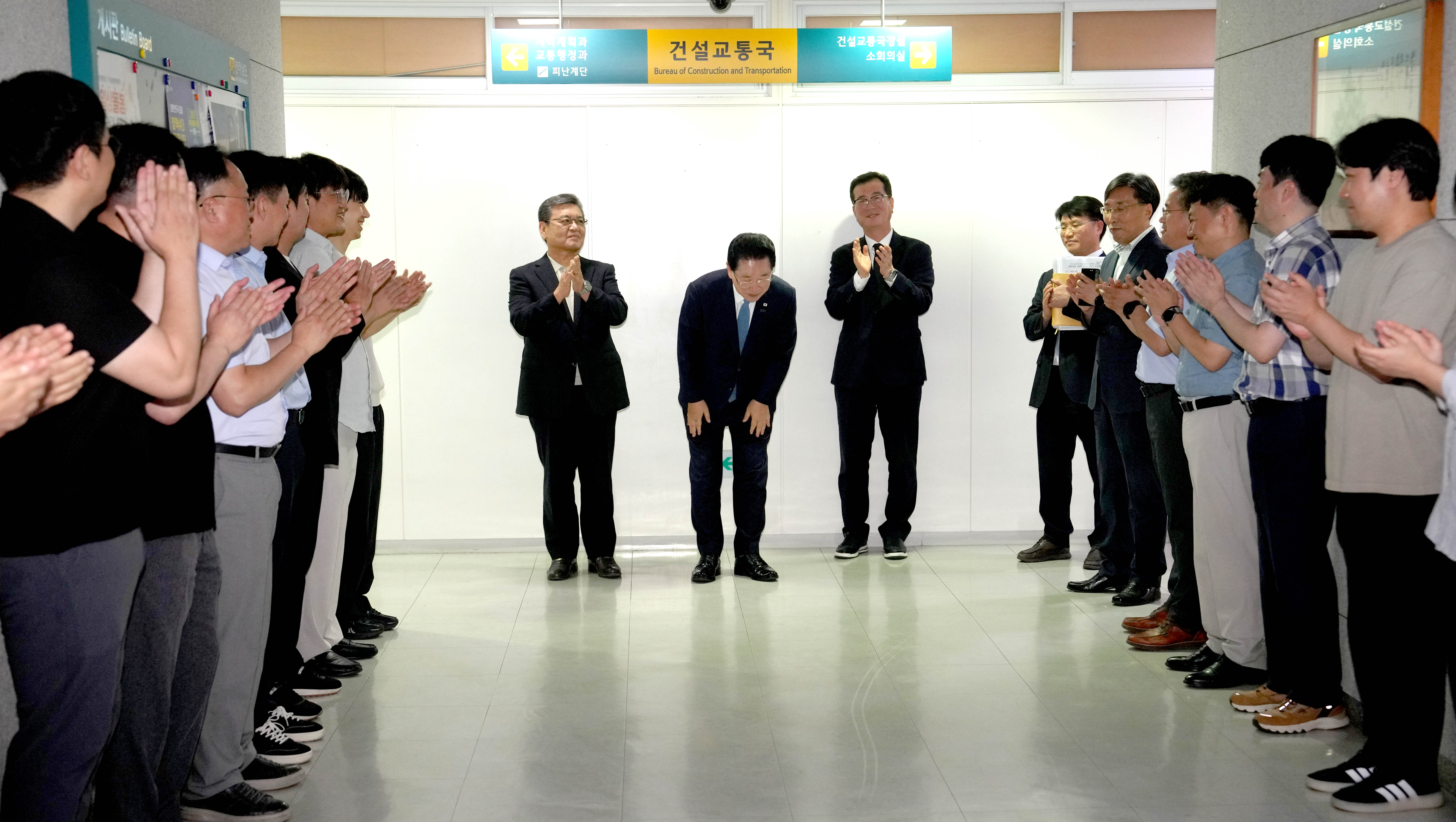 이임식 마치고 직원들과 인사 나누는 김영록 전남도지사8