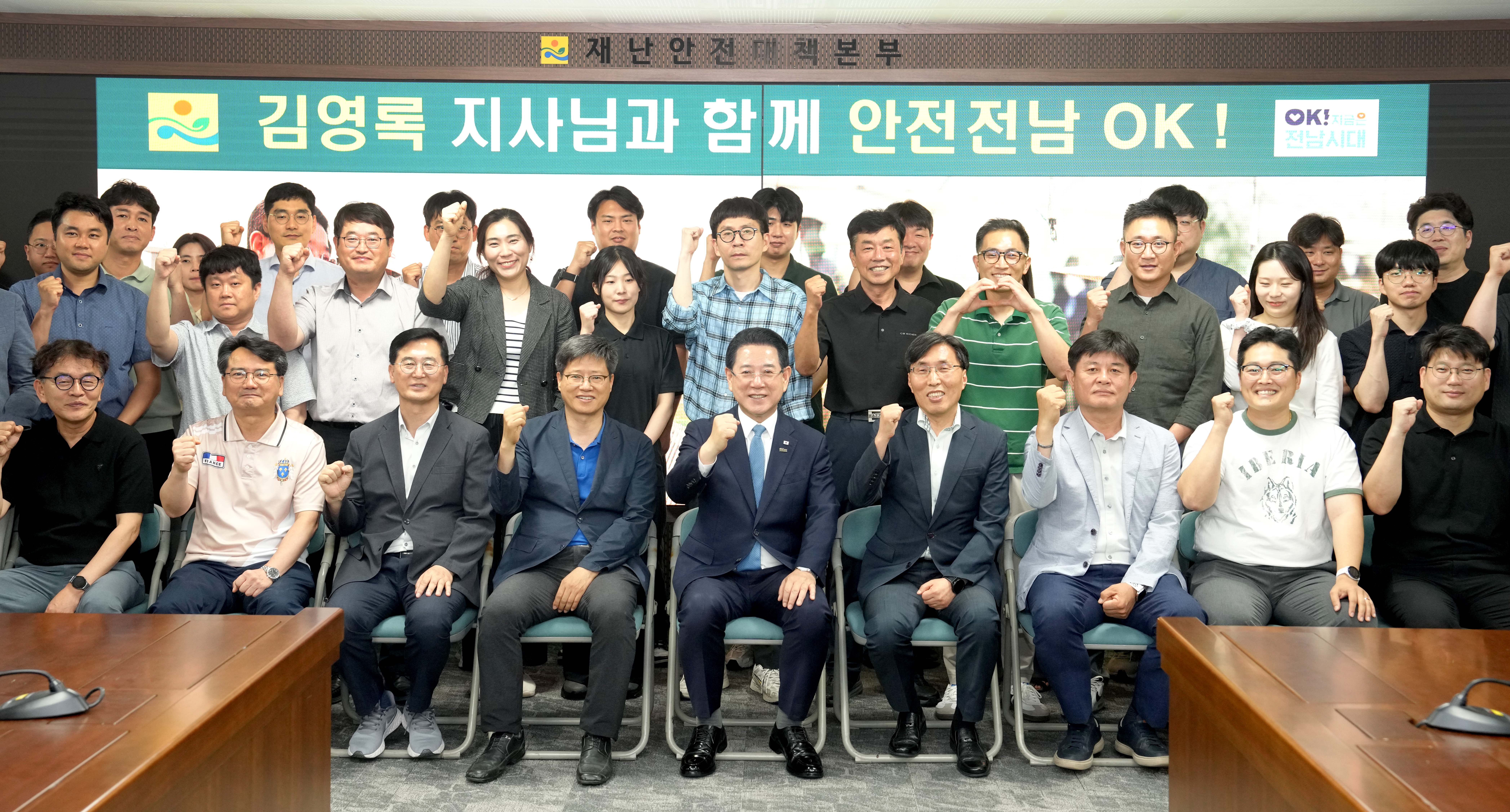 이임식 마치고 직원들과 인사 나누는 김영록 전남도지사9
