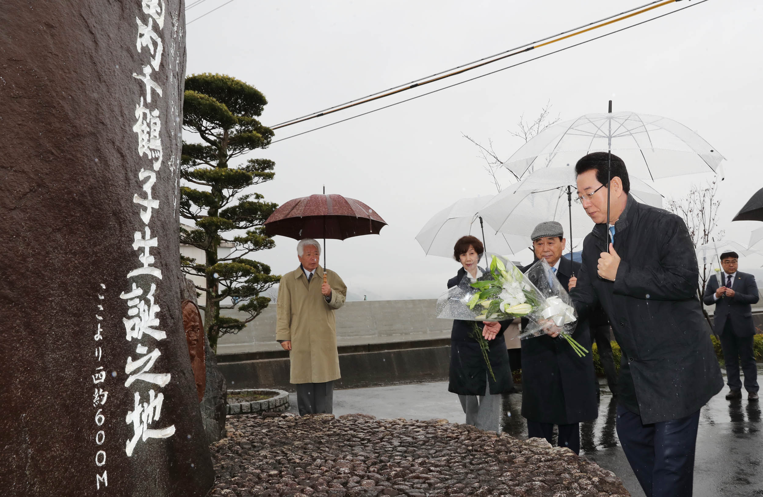 일본 고치현 윤학자 여사 기념비 참배1