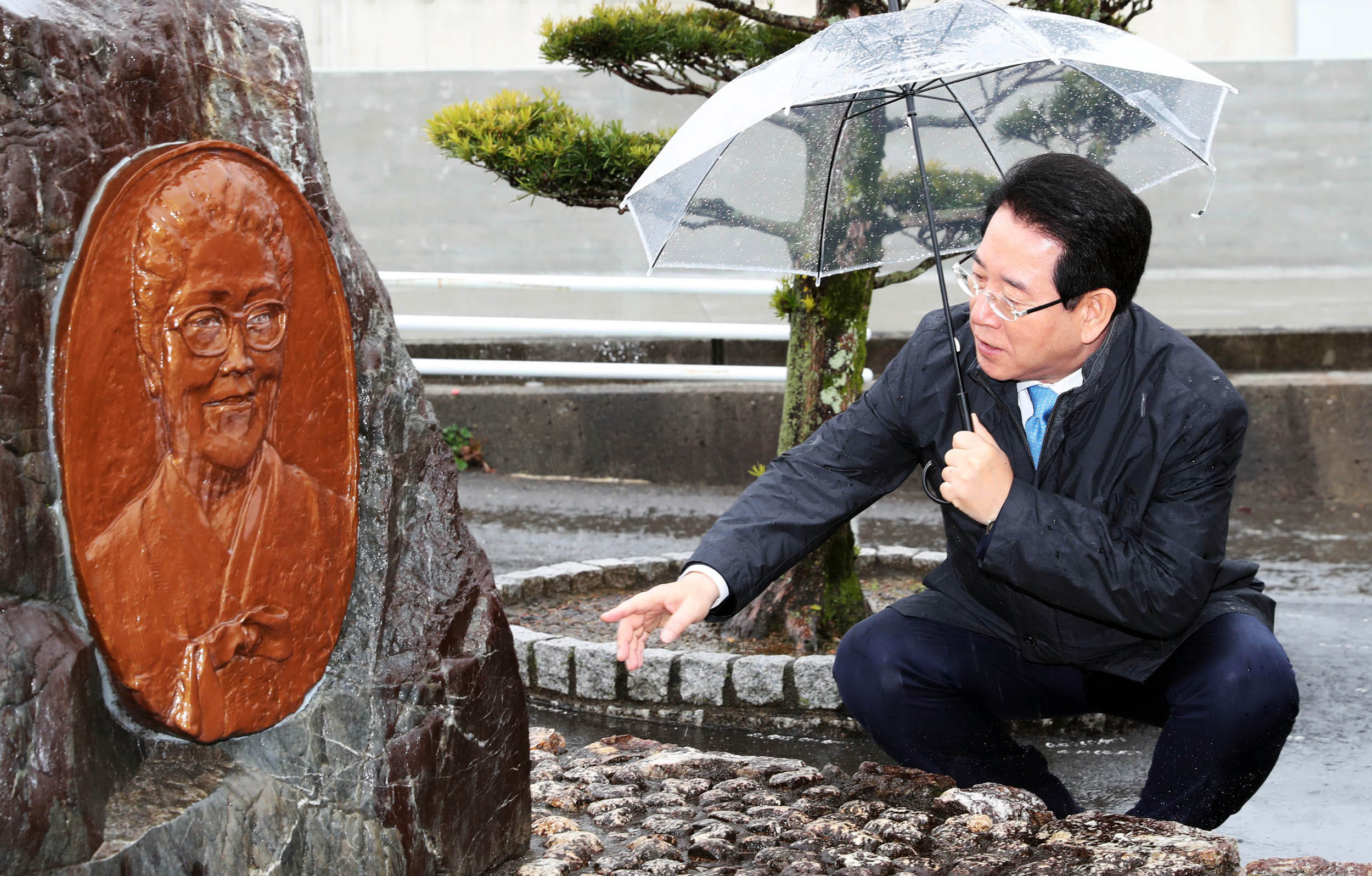 일본 고치현 윤학자 여사 기념비 참배3