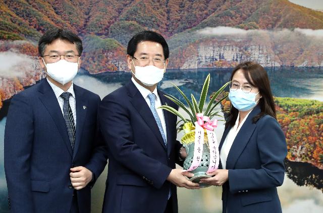 대통령실 당선축하난 전달 받는 김영록 전라남도지사