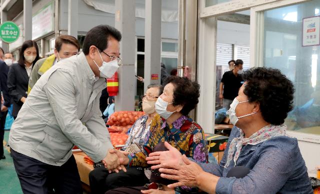 추석맞이 전통시장 장보러 나오신 어르신들과 인사 나누는 도지사