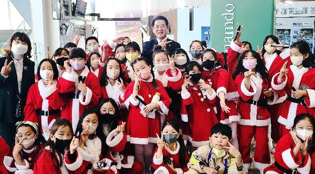 전국 119소방동요 경연대회 참석 학생들과 기념촬영