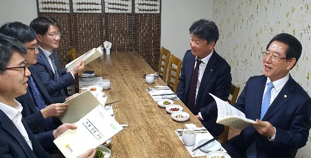 기재부 예산실장 만나 2023국비지원 요청