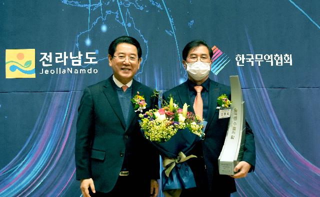 ‘제59회 무역의 날’ 기념 수출 유공기업에 수출탑 전수