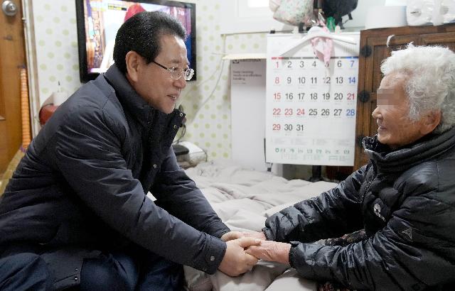 저소득 독거노인 난방비 지원 가구 위문