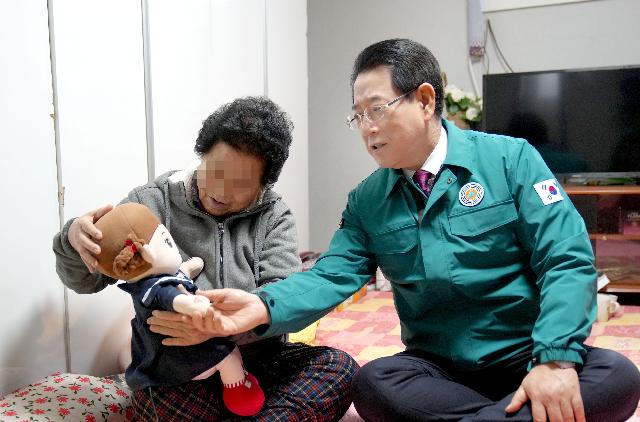취약계층 겨울나기 현장 방문(AI 반려로봇 독거노인 보급 가구)