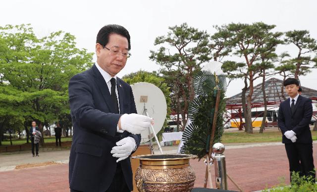 제63주년 4ㆍ19혁명 기념일 참배
