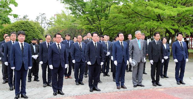 제63주년 4ㆍ19혁명 기념일 참배