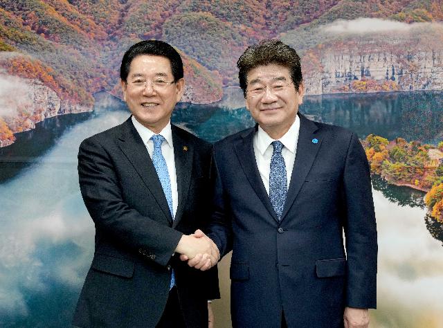 강석호 한국자유총연맹 총재 내방
