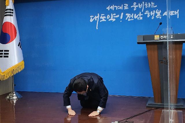 광주 민간공항·군공항의 무안공항 동시 이전 큰절로 호소