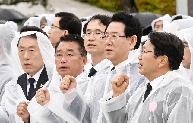 5.18 님을 위한 행진곡 부르는 김영록 지사