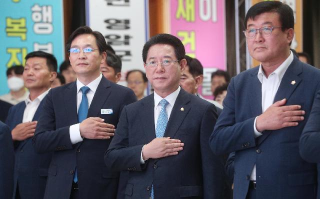 김영록 전라남도지사와 우승희 영암군수가 14일 오전 영암군민회관에서 열린 2023 영암군 도민과의 대화에서 박수를 치고 있다.