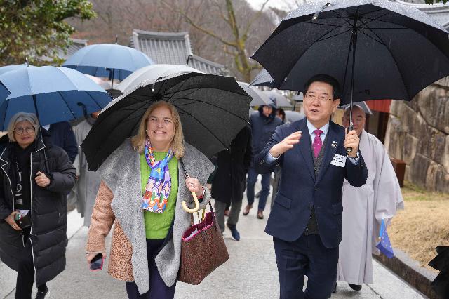 주한 유럽연합(EU) 대사들과 화엄사 둘러보는 김영록 도지사