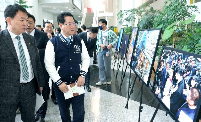 ‘현장의 눈빛’ 2023 광주·전남보도사진전 작품 관람