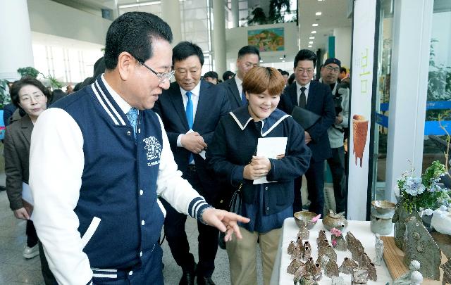 장애인 작가들 열정 담긴 ‘우리의 봄’ 도자 전시회 관람