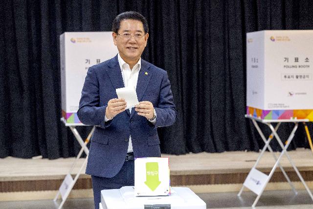 사전투표 하는 김영록 전라남도지사