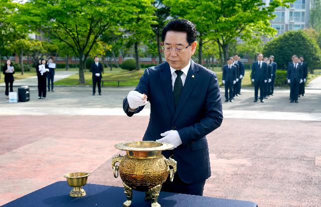 4·19혁명 제64주년 기념, 참배