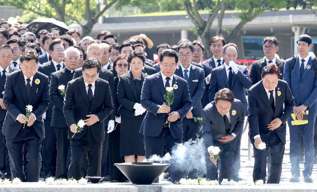 고(故) 노무현 전 대통령 15주기 추도식 헌화