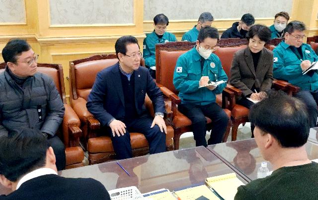 제주항공 여객기 사고 유가족 대표단과 면담하는 김영록 전라남도지사