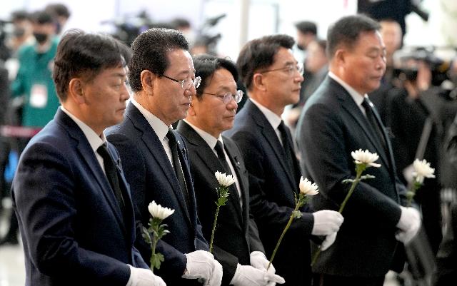 ‘제주항공 여객기 참사 희생자 합동 추모식’ 헌화·분향하는 김영록 전라남도지사