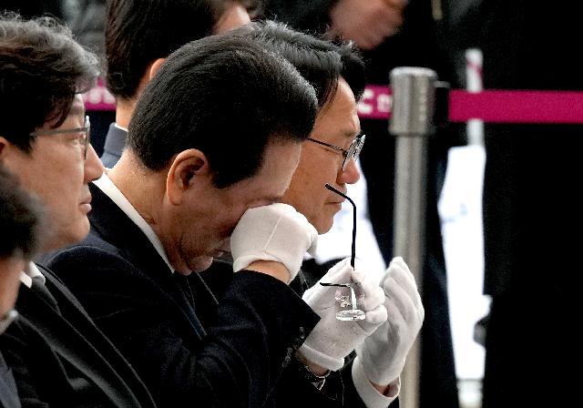 눈물 닦는 김영록 도지사