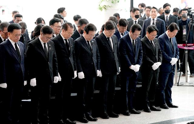 ‘제주항공 여객기 참사 희생자 합동 추모식’ 묵념