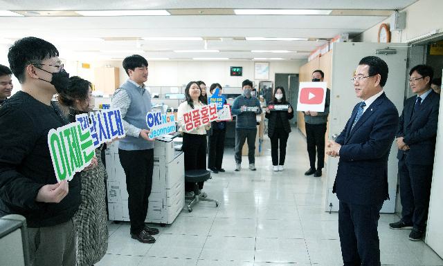 본청 직원들 노고 격려하는 김영록 전남도지사