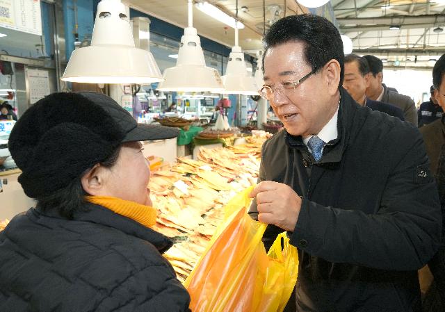 설 명절 맞이 여수 수산시장 방문, 물가 점검 및 상인들 격려