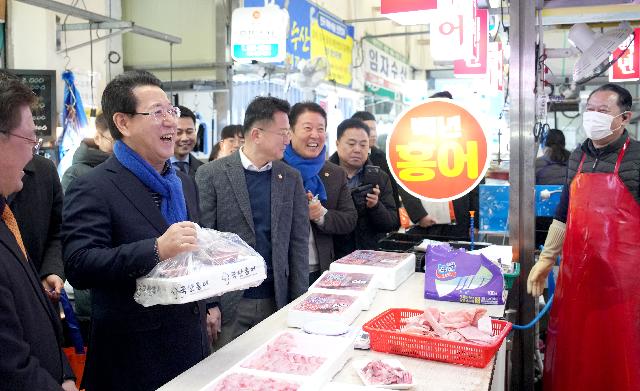 설 명절 맞이 전통시장 방문, 물가 점검 및 상인들 격려