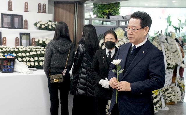 설 앞두고 제주항공 여객기 참사 희생자 합동분향소 참배하는 김영록 전남도지사