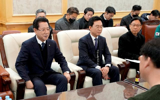제주항공 여객기 참사 유가족 대표단과 면담하는 김영록 전라남도지사