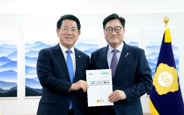 우원식 국회의장에게 전남도 현안 건의하는 김영록 전라남도지사