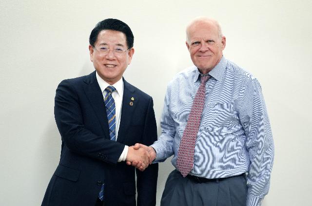 존 헤네시 알파벳(구글 모기업) 의장 면담
