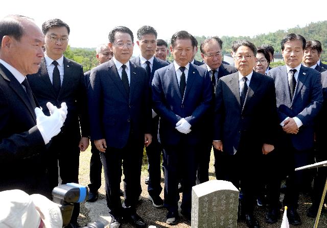 정청래 더불어민주당 국회의원 및 광주·전남 시장·도지사 국립 5·18 민주묘지 참배