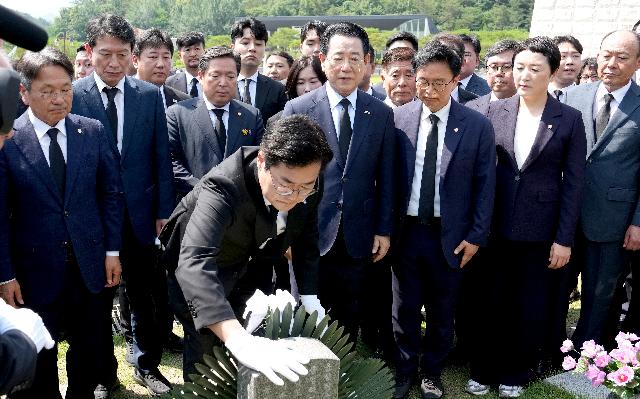 박찬대 더불어민주당 국회의원 및 광주·전남 시장·도지사 국립 5·18 민주묘지 참배