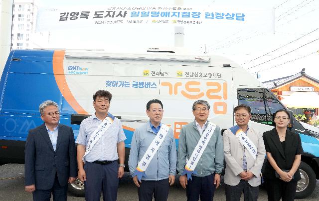 구례5일시장 금융버스 ‘가드림’ 일일명예지점장으로 지역 상권 살펴
