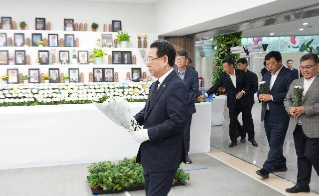 추석 앞두고 제주항공 여객기 사고 희생자 무안공항 합동분향소 참배